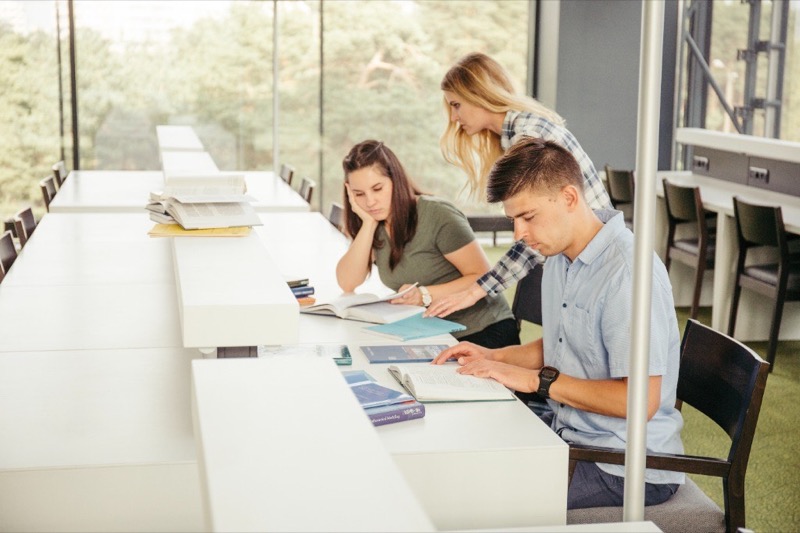 Student při studiu digitálního kurzu